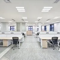 Bürolandschaft beleuchtet durch LEDs